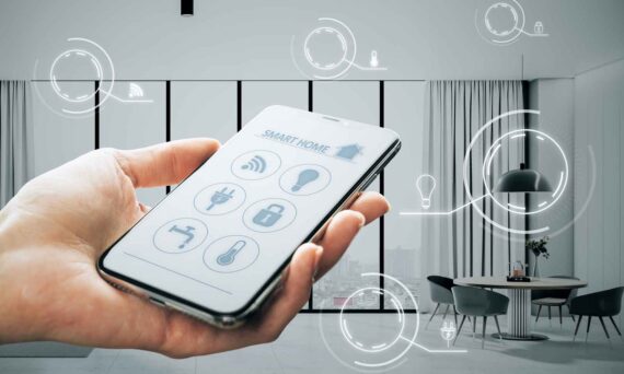 mano sujetando un smartphone en el que pone smart home controlando caldera inteligente