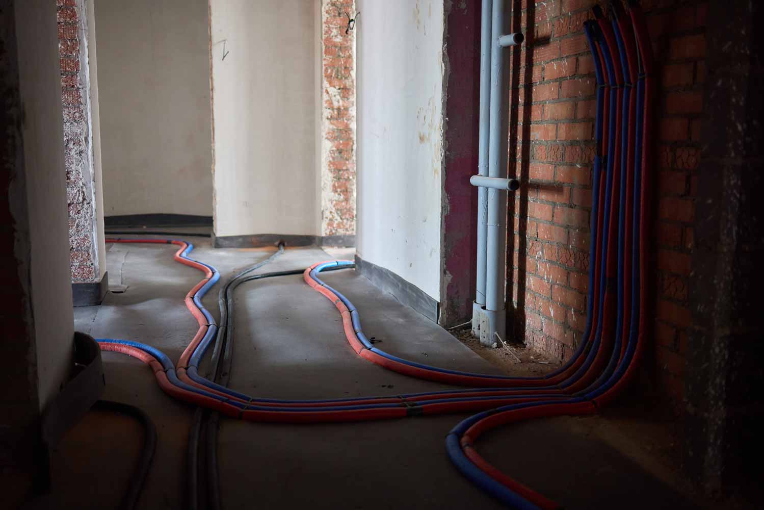 casa en obras con tubos de calefacción visibles 