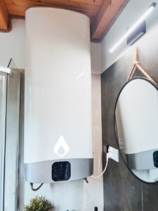 Caldera de gas moderna instalada en un baño